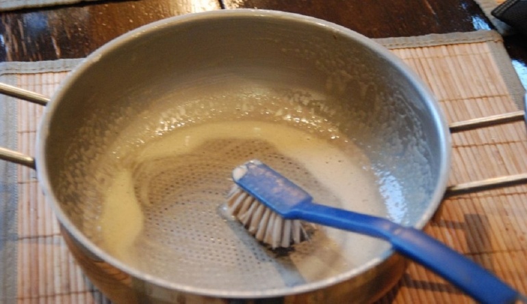 Как чистить посуду содой