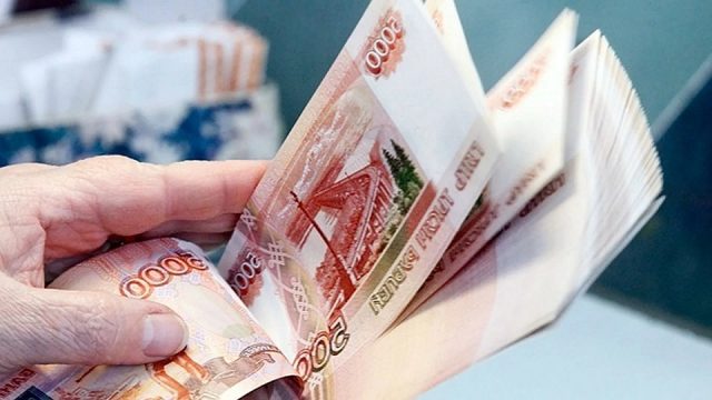 Банк ВТБ объяснил, почему россияне хранят деньги в рублях