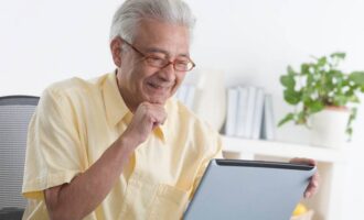 пенсионер и планшет